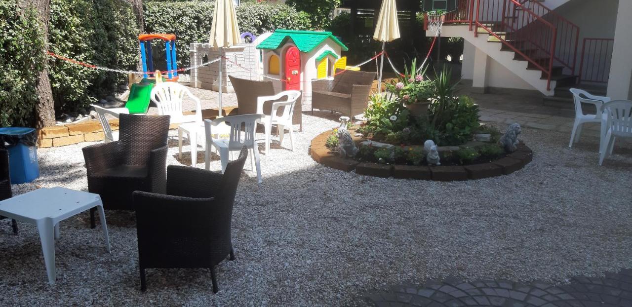 Hotel De Amicis Riccione Exteriör bild