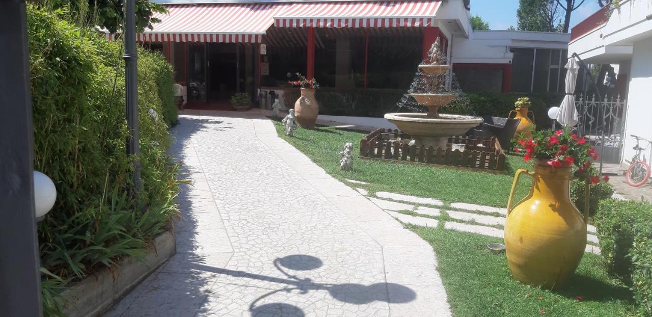Hotel De Amicis Riccione Exteriör bild