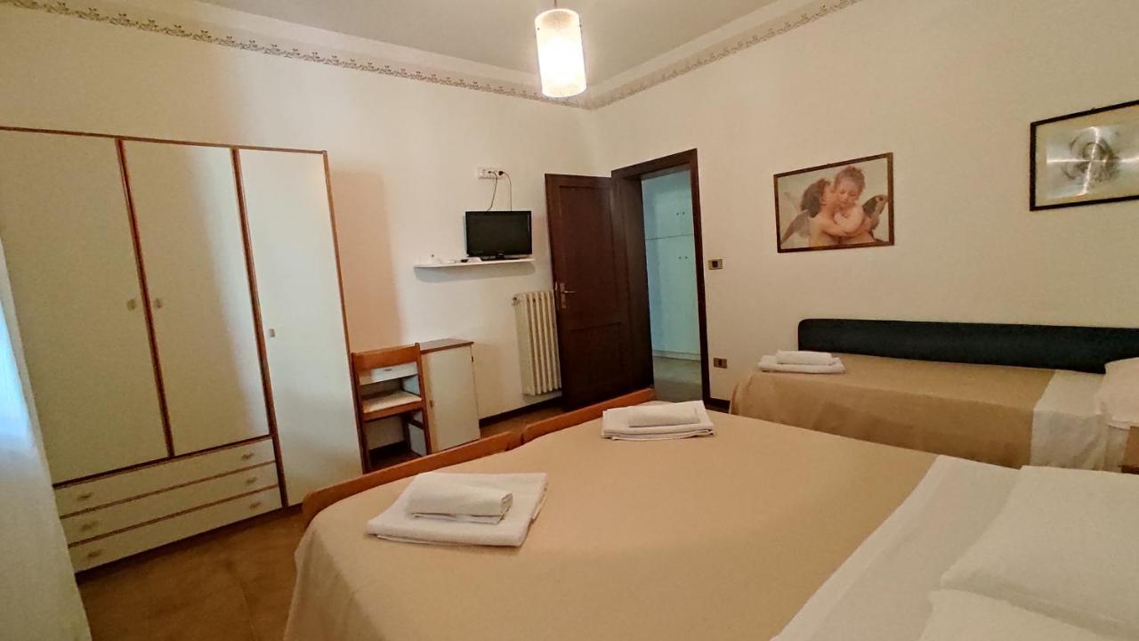 Hotel De Amicis Riccione Exteriör bild