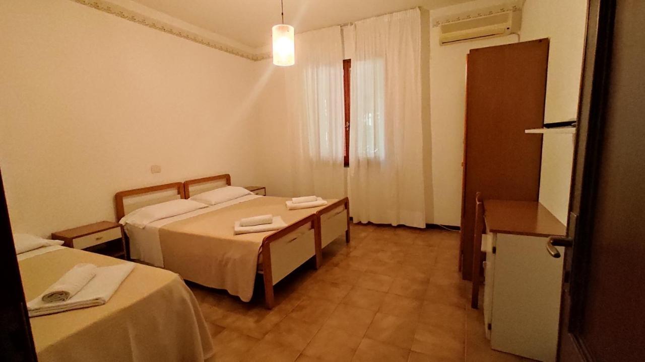 Hotel De Amicis Riccione Exteriör bild