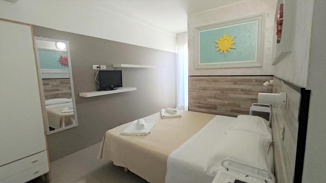 Hotel De Amicis Riccione Exteriör bild
