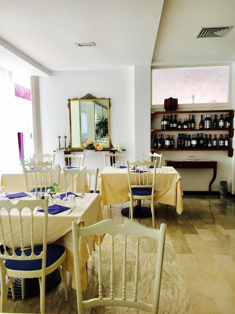 Hotel De Amicis Riccione Exteriör bild