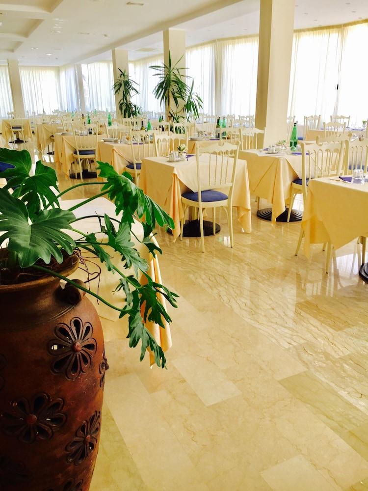 Hotel De Amicis Riccione Exteriör bild