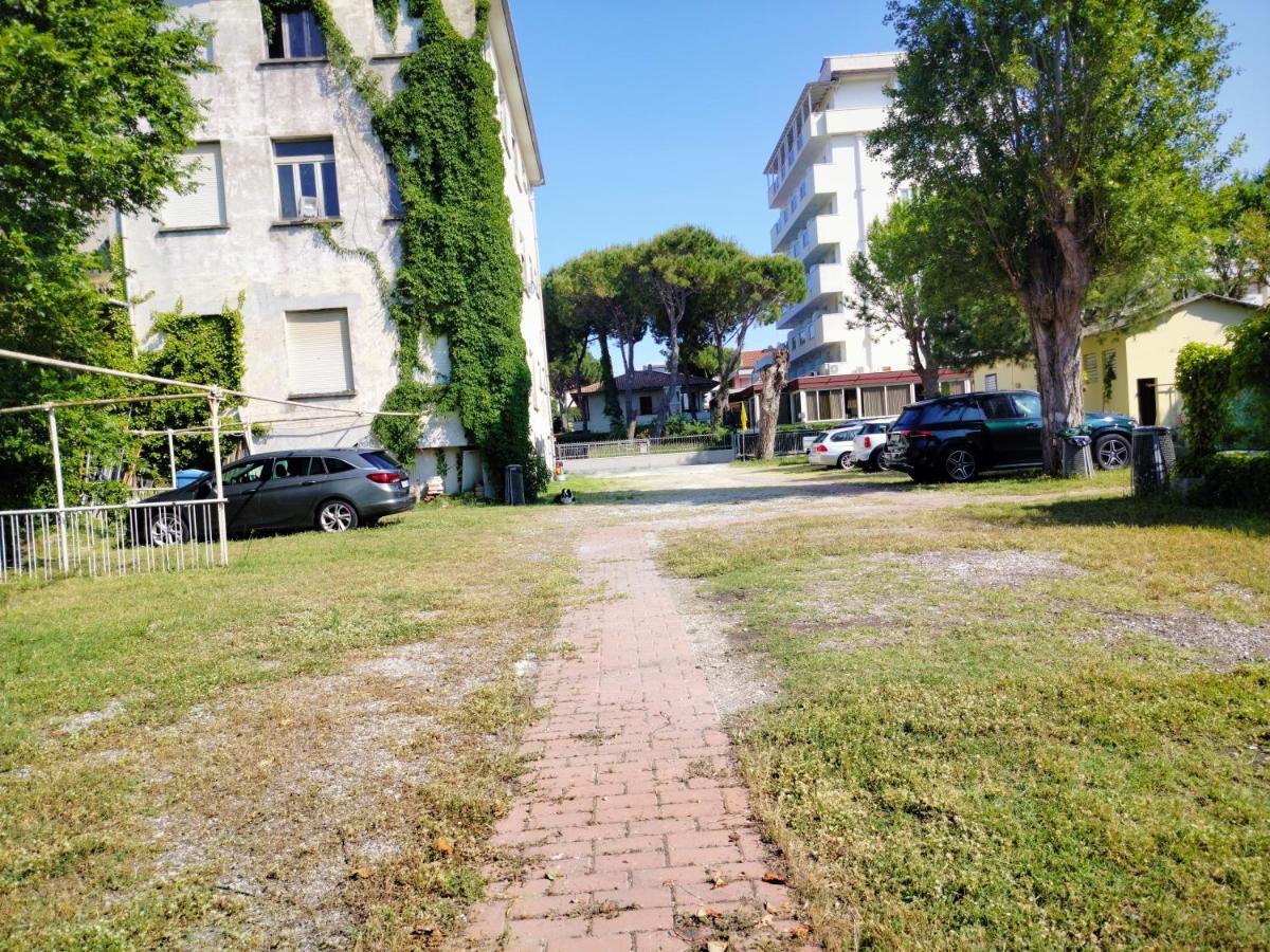 Hotel De Amicis Riccione Exteriör bild