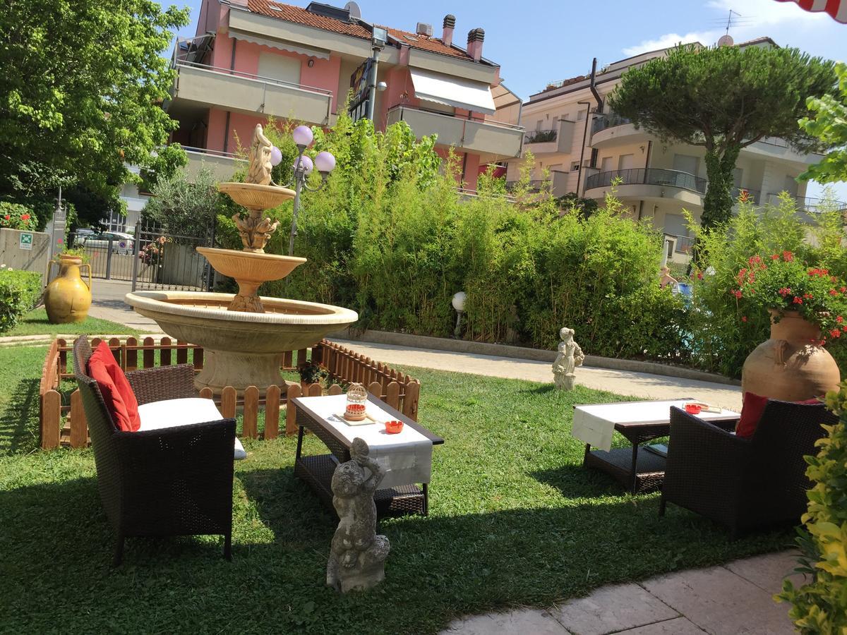 Hotel De Amicis Riccione Exteriör bild