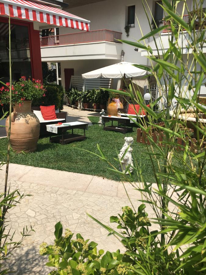 Hotel De Amicis Riccione Exteriör bild