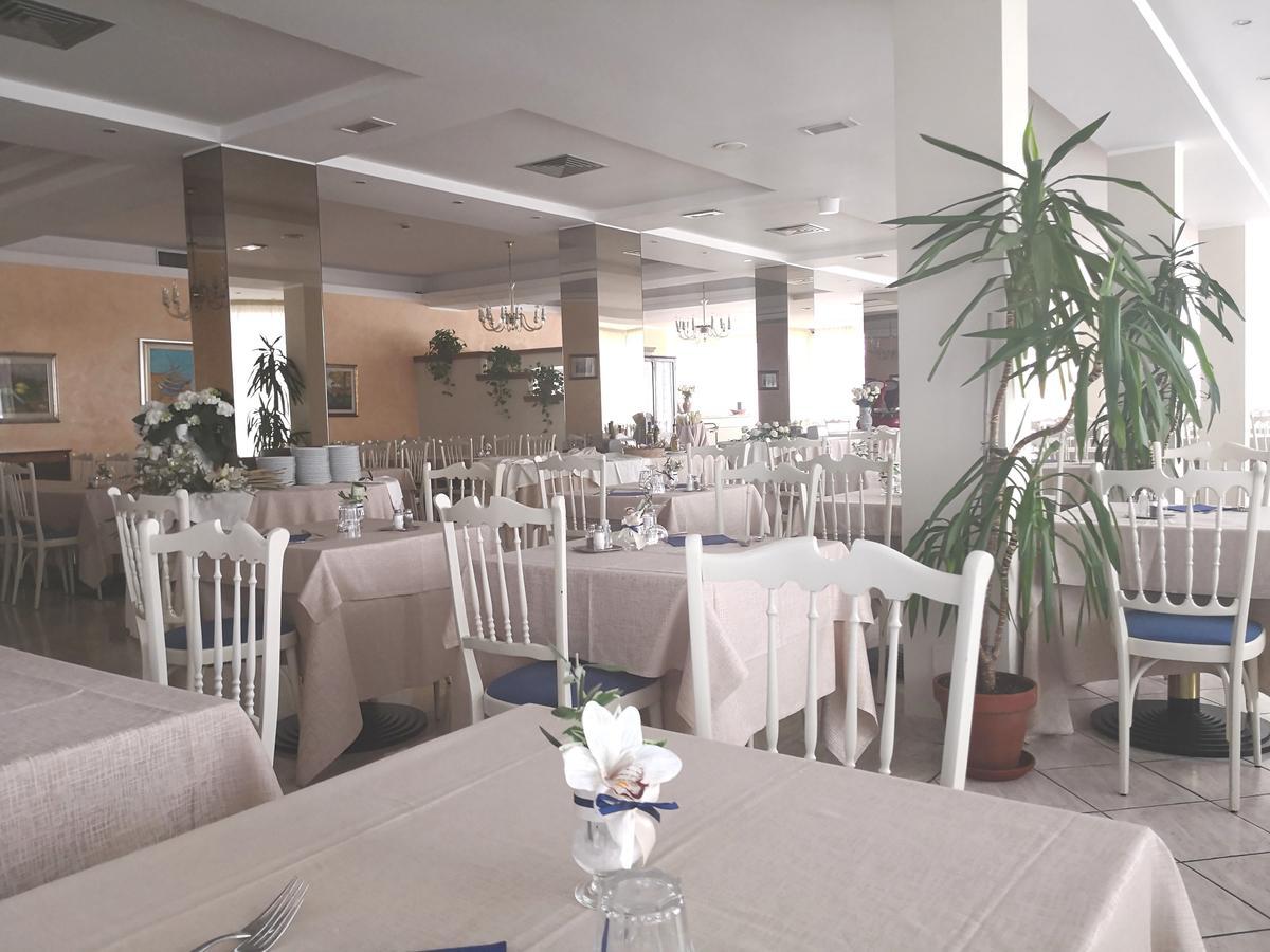 Hotel De Amicis Riccione Exteriör bild