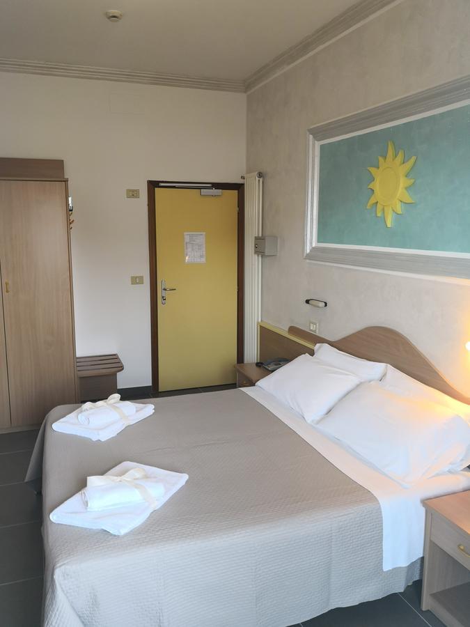 Hotel De Amicis Riccione Exteriör bild