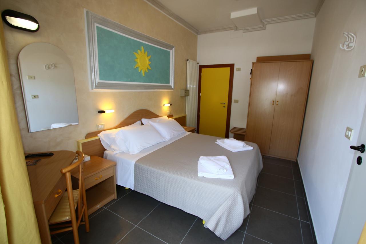 Hotel De Amicis Riccione Exteriör bild