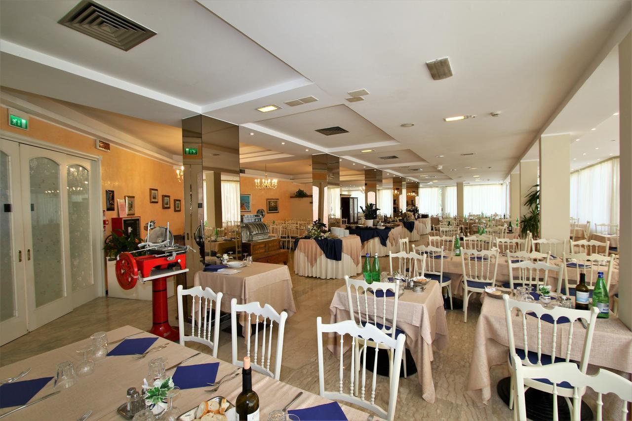 Hotel De Amicis Riccione Exteriör bild