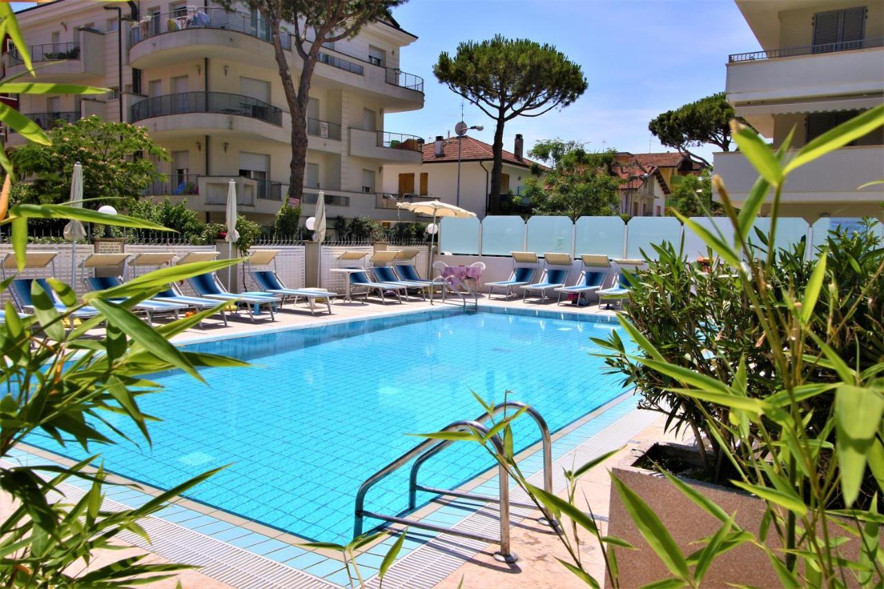 Hotel De Amicis Riccione Exteriör bild
