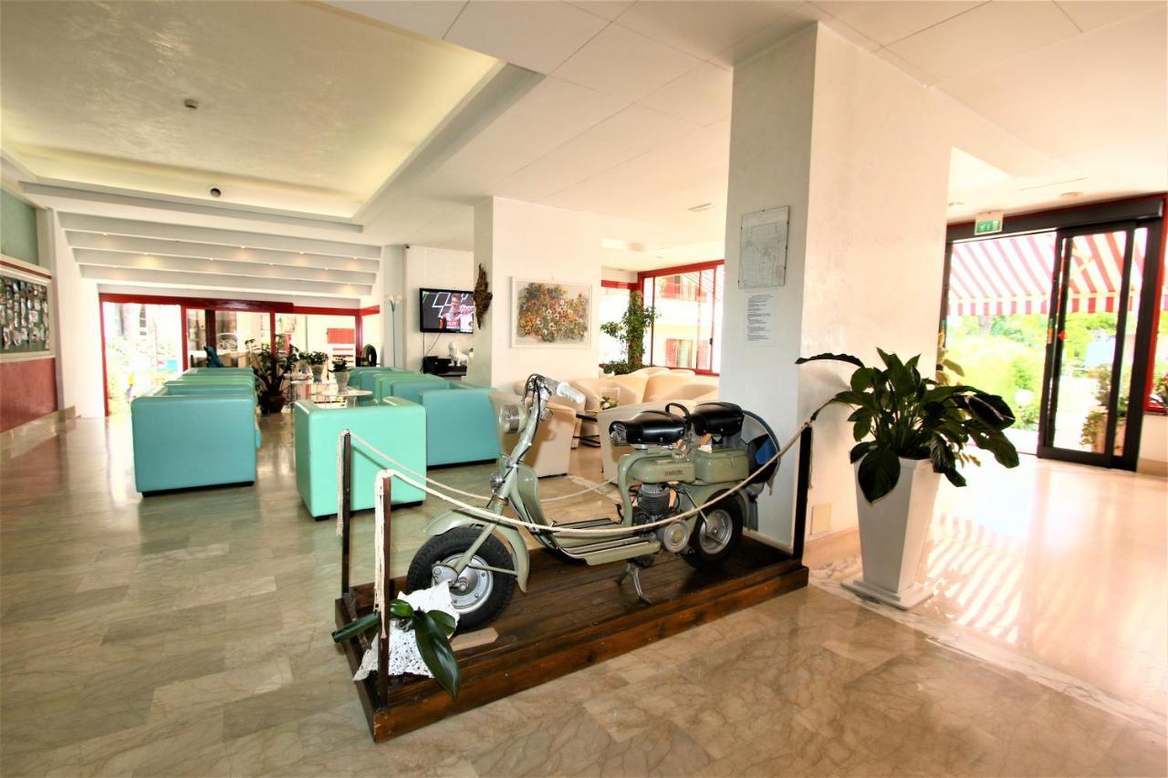 Hotel De Amicis Riccione Exteriör bild