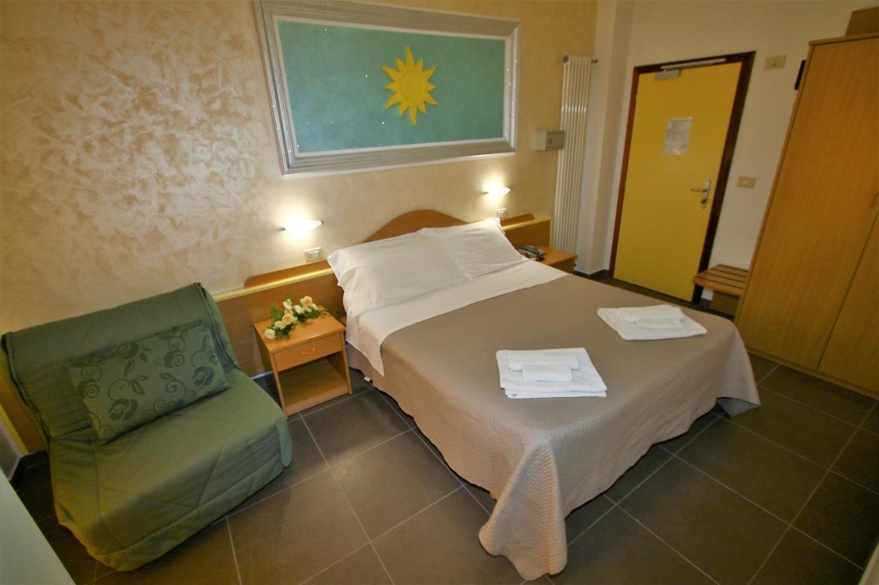 Hotel De Amicis Riccione Exteriör bild